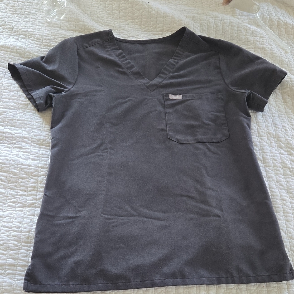 Figs Women’s V-Neck Scrub Top in Charcoal Gray